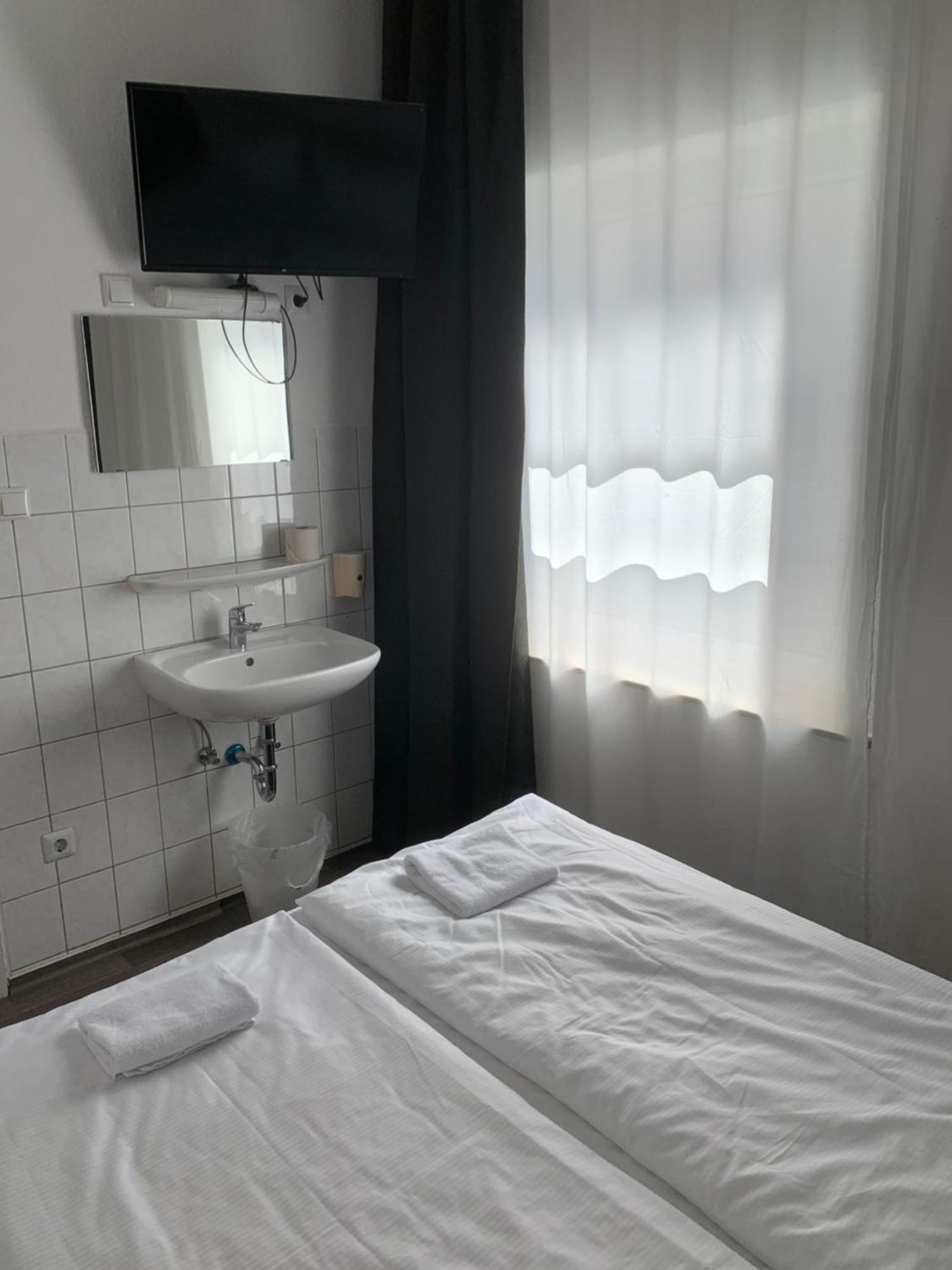 Doppelzimmer mit Gemeinschaftsdusche und -WC